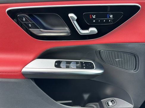 Used 2025 Mercedes-Benz GLC 300 4MATIC image 16