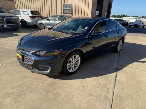 Used 2017 Chevrolet Malibu LT w/ Driver Confidence Package FWD image 1