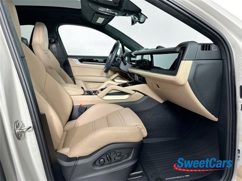 Used 2025 Porsche Cayenne Turbo image 10