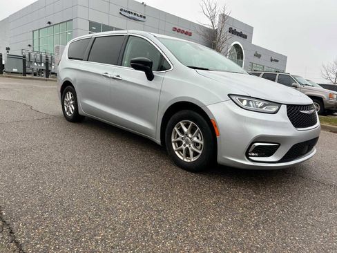 Certified 2024 Chrysler Pacifica Touring-L image 10