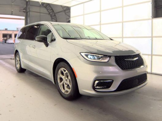 Used 2024 Chrysler Pacifica Limited FWD image 2