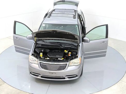 Used 2014 Chrysler Town & Country Touring image 44