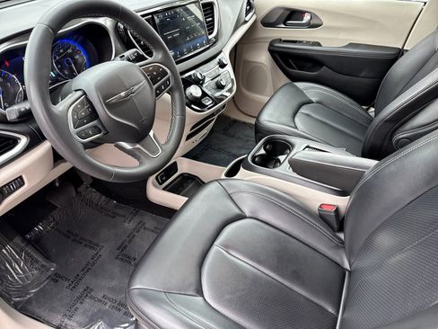 Used 2023 Chrysler Pacifica Touring-L image 7