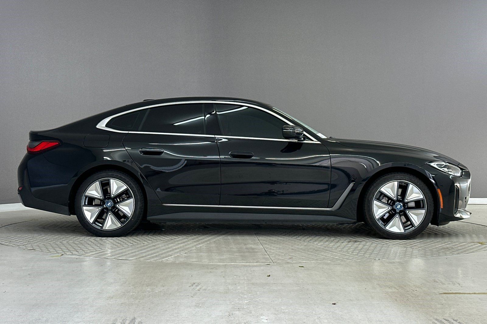 Used 2023 BMW i4 eDrive35 RWD image 7