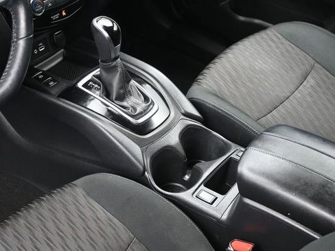 Used 2019 Nissan Rogue SV w/ Premium Package image 18