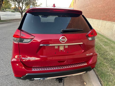 Used 2017 Nissan Rogue SL image 3