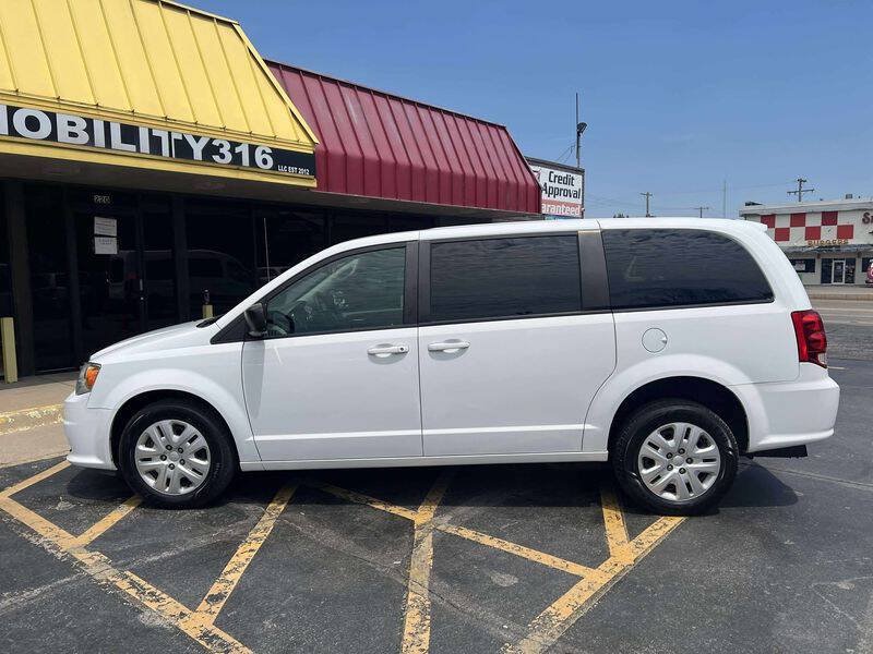 Used 2018 Dodge Grand Caravan SE FWD image 4