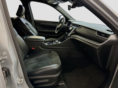 Used 2024 Jeep Grand Cherokee L Laredo image 33