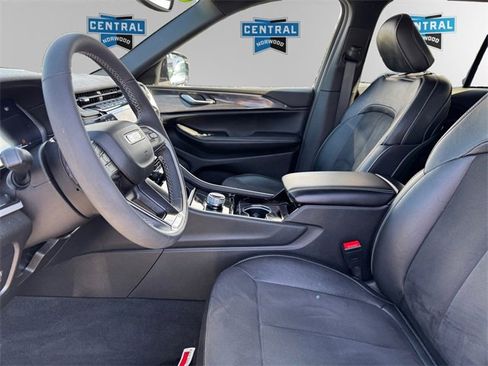 Certified 2023 Jeep Grand Cherokee Altitude image 10