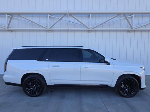 Used 2023 Cadillac Escalade ESV Sport Platinum w/ LPO, ONYX Package image 3