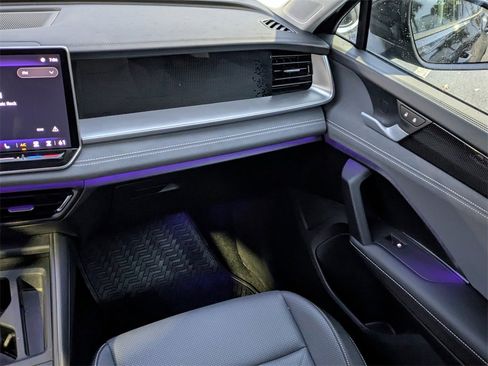 Used 2025 Volkswagen Tiguan SE image 17