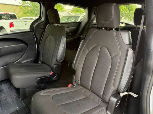 Used 2020 Chrysler Pacifica Touring w/ S Appearance Package FWD image 12