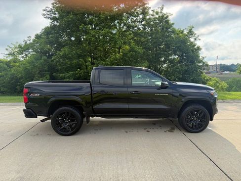 Used 2025 Chevrolet Colorado Z71 w/ Technology Package AWD/4WD image 2
