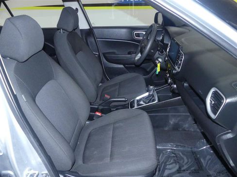 Used 2021 Hyundai Venue SE FWD image 7