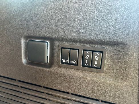 Used 2021 GMC Yukon XL SLT w/ Rear Media and Nav Package RWD image 9