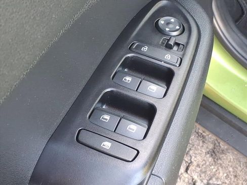 Used 2022 Hyundai Venue SE image 12