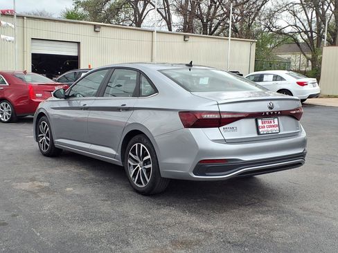 Used 2025 Volkswagen Jetta SE FWD image 19