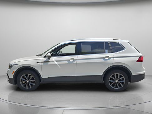 Used 2023 Volkswagen Tiguan SE FWD image 2