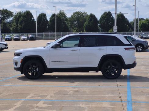 Used 2024 Jeep Grand Cherokee Limited w/ Black Appearance Package AWD/4WD image 9