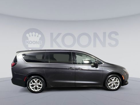 Used 2019 Chrysler Pacifica Touring Plus w/ Tire & Wheel Group FWD image 12