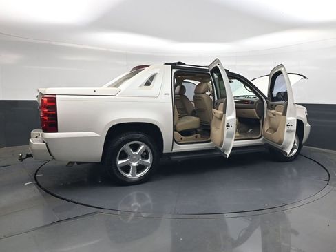 Used 2011 Chevrolet Avalanche LTZ AWD/4WD image 30