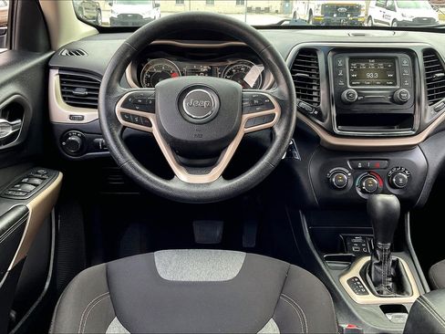 Used 2017 Jeep Cherokee Sport image 5