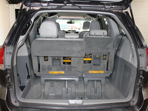 Used 2014 Toyota Sienna XLE FWD image 5