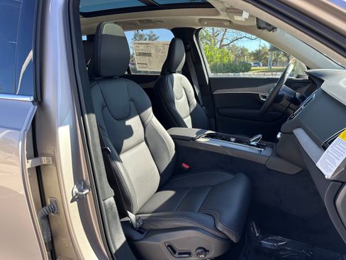 Used 2025 Volvo XC90 B6 Ultra w/ Lounge Package image 8