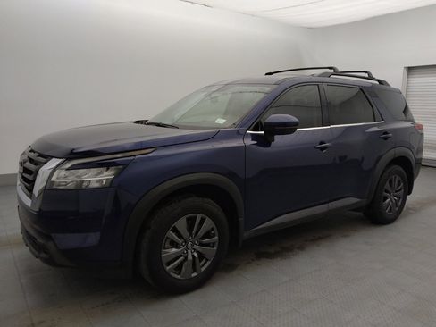 Used 2022 Nissan Pathfinder SV image 2