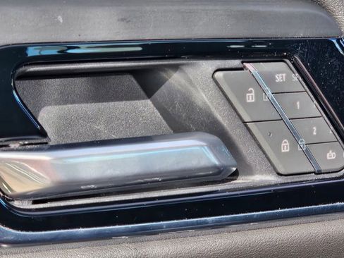 Used 2025 GMC Yukon Denali w/ Sun & Power Step Package image 18