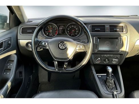 Used 2017 Volkswagen Jetta SE image 8