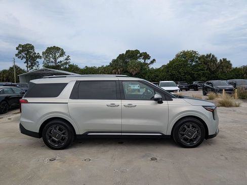 Certified 2025 Kia Carnival SX FWD image 9