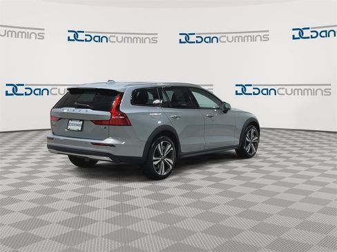 Used 2025 Volvo V60 B5 Cross Country Plus image 9