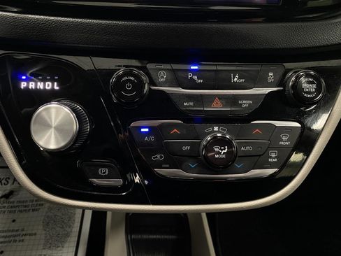 Used 2024 Chrysler Pacifica Touring-L image 24