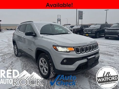 Used 2024 Jeep Compass Latitude image 3
