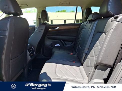 Used 2025 Volkswagen Atlas SE AWD/4WD image 13