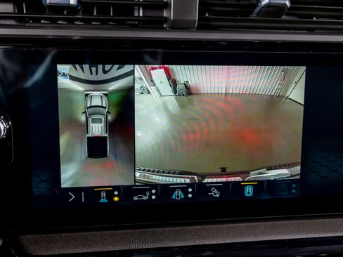 Used 2023 GMC Sierra 1500 AT4 w/ AT4 Preferred Package image 9