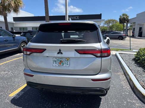 Used 2022 Mitsubishi Outlander SE image 11