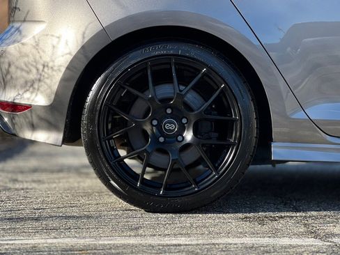 Used 2016 Volkswagen Golf 4-Door image 38