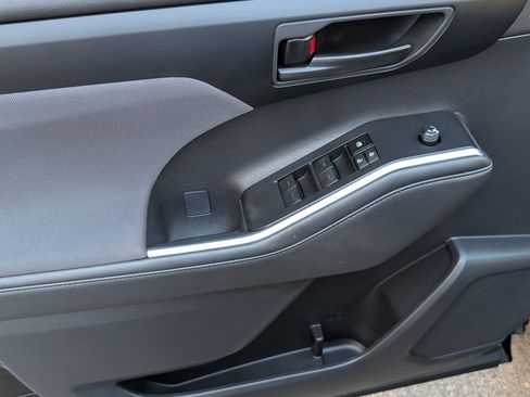 Used 2024 Toyota Highlander LE image 16