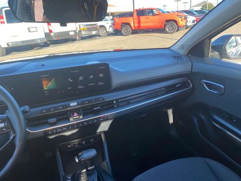 Used 2025 Kia K4 LXS image 36