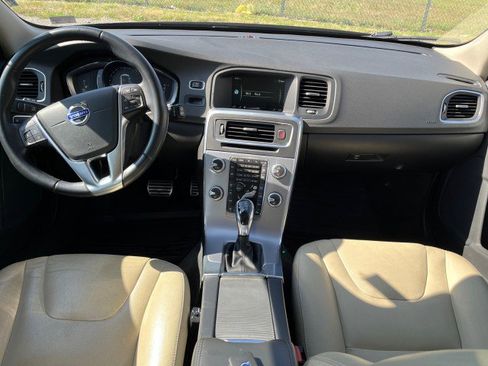 Used 2017 Volvo V60 T5 Premier w/ Convenience Package FWD image 22