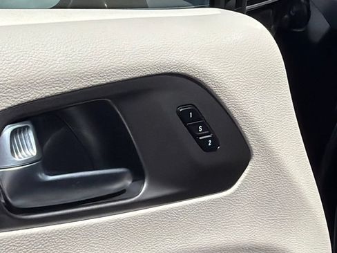 Used 2024 Chrysler Pacifica Touring-L FWD image 11