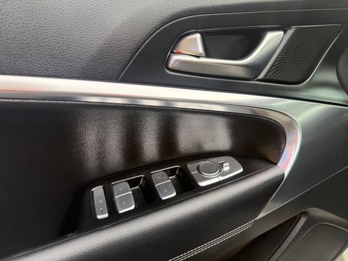 Used 2025 Genesis G70 2.5T RWD image 11