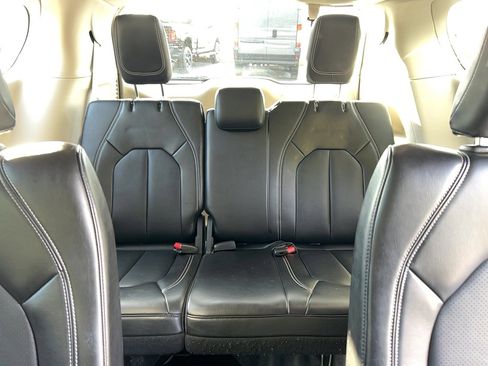 Used 2024 Chrysler Pacifica Touring-L image 28