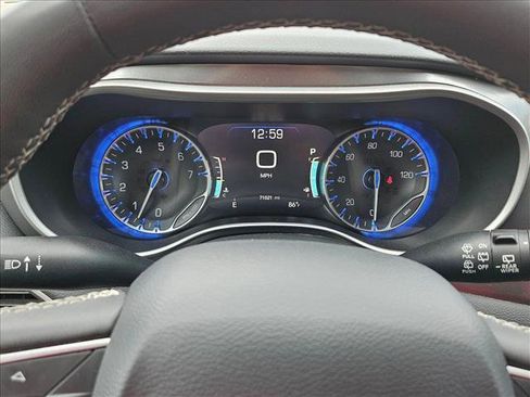 Used 2023 Chrysler Pacifica Touring-L FWD image 10