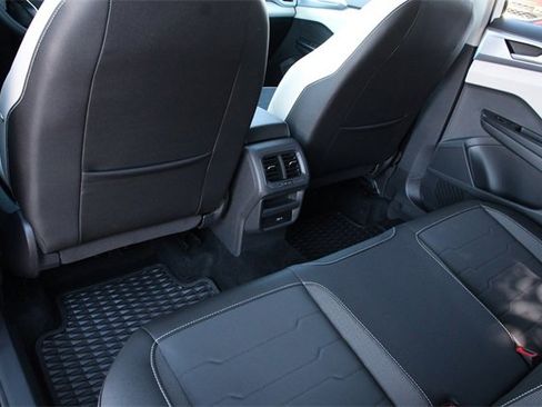 Certified 2025 Volkswagen Taos SE image 18