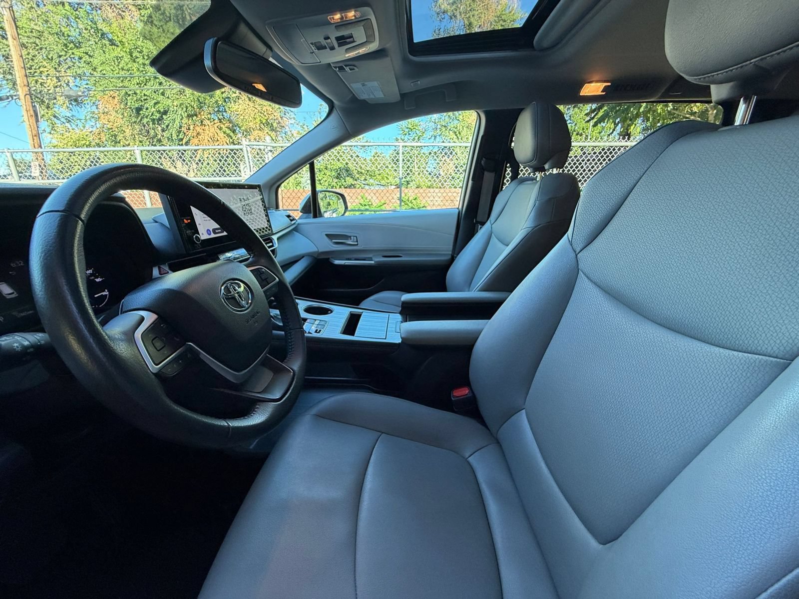 Used 2025 Toyota Sienna XLE FWD image 25