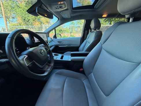Used 2025 Toyota Sienna XLE FWD image 25