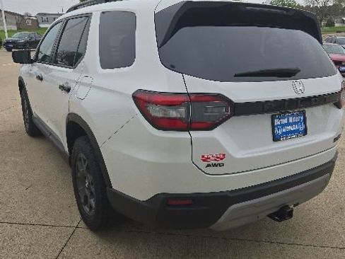 Used 2024 Honda Pilot TrailSport image 5